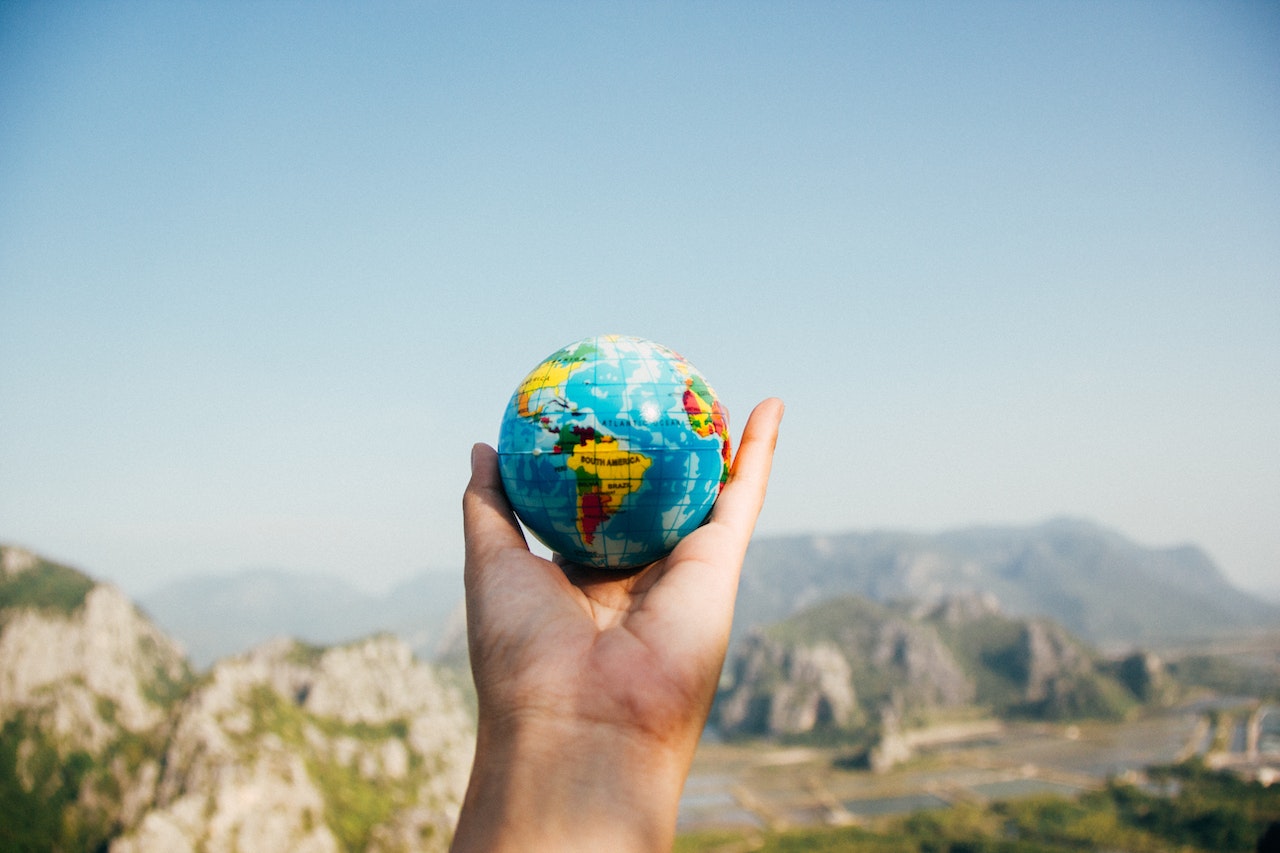 Globe porté par des mains